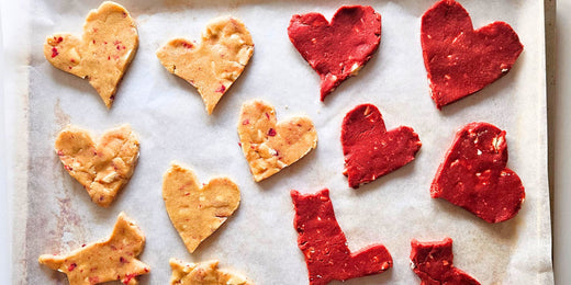 Valentijn tip: Bak de lekkerste en liefste Red Velvet hart koekjes!