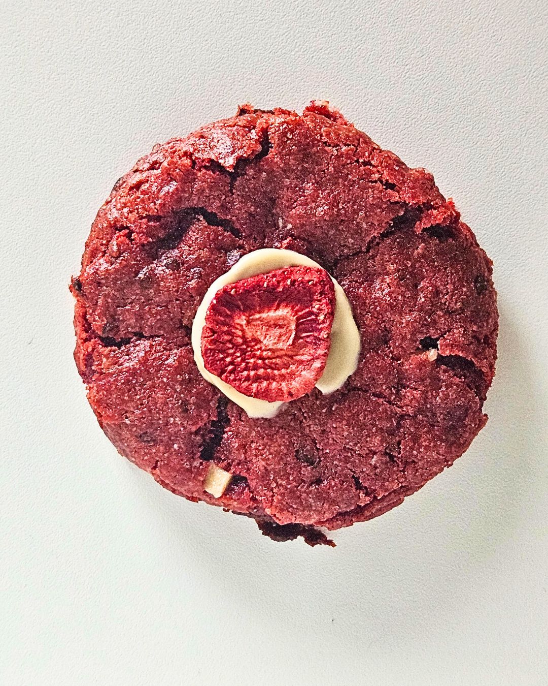 Red Velvet Cookie met aardbeien vulling